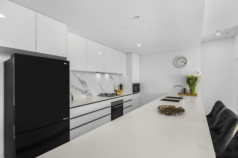 Top Floor 3 Bed Apartment With Million Dollar Views - Gold Coast 4U 1