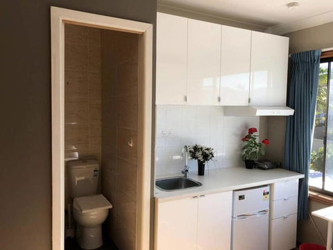 Traveler's Affordable Studio Unit (Beverly Hills) - Accommodation Gold Coast 0