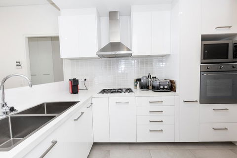 Trendy, Self Contained Inner City Apartment - Accommodation Gold Coast 1