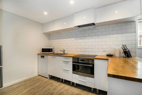 Tropical Townhouse With Two Courtyards And Pool - Gold Coast 4U 3