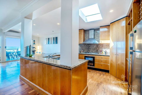 True Beachfront Beach House - Gold Coast 4U 3
