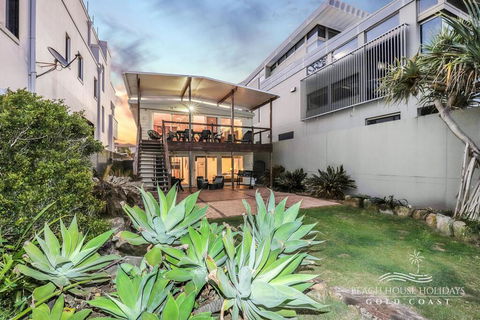True Beachfront Beach House - Gold Coast 4U 1