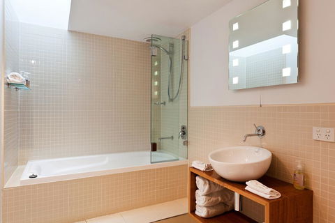 TWOFOURTWO Boutique Apartments - Accommodation Gold Coast 1