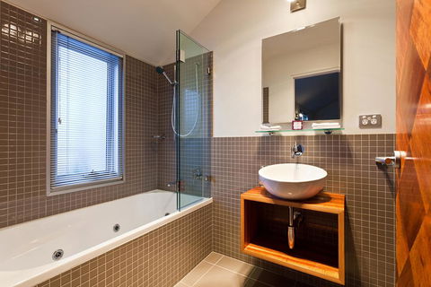 TWOFOURTWO Boutique Apartments - Accommodation Gold Coast 2