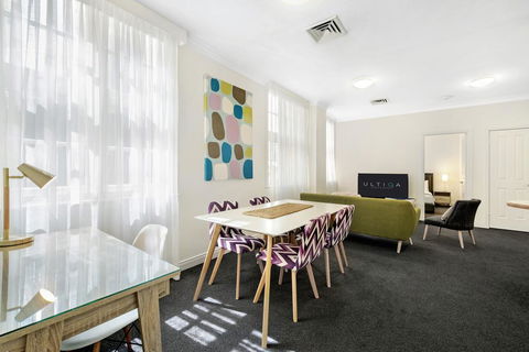 ULTIQA Rothbury Hotel - Accommodation Gold Coast 2