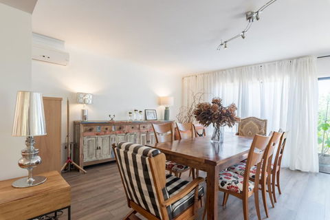 ULTRA SPACIOUS STYLISH HOME IN PRESTONS - SYDNEY - Accommodation Gold Coast 1