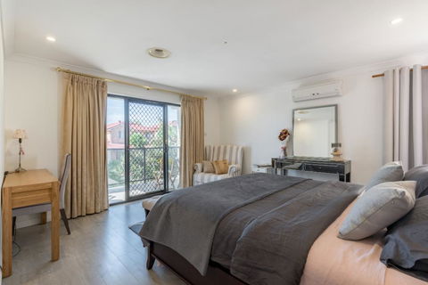 ULTRA SPACIOUS STYLISH HOME IN PRESTONS - SYDNEY - Accommodation Gold Coast 2