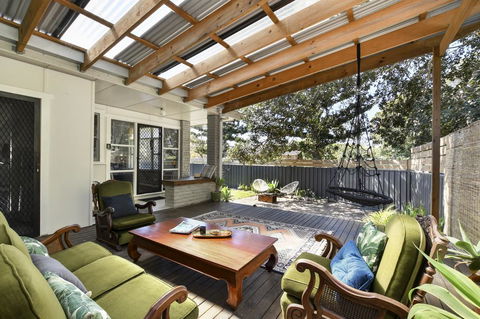 UMINA BEACH KOKOMO- Walk To The Beach, FAMILY And PET FRIENDLY Set Of 3 Vintage Original Holiday Flats & Vintage Caravan And Bat - Accommodation Gold Coast 2