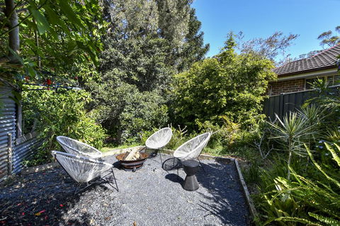 UMINA BEACH KOKOMO- Walk To The Beach, FAMILY And PET FRIENDLY Set Of 3 Vintage Original Holiday Flats & Vintage Caravan And Bat - Accommodation Gold Coast 3