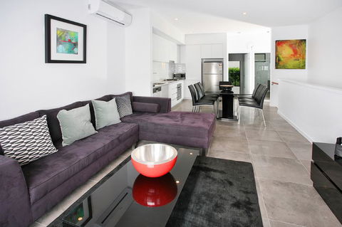Views From Red Hill - Modern And Spacious Split-Level Executive 3BR Red Hill Apartment Close To CBD - Gold Coast 4U 0