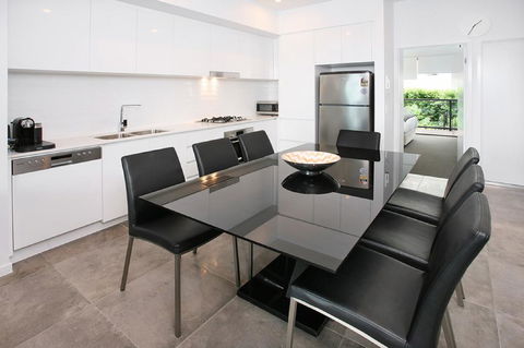 Views From Red Hill - Modern And Spacious Split-Level Executive 3BR Red Hill Apartment Close To CBD - Gold Coast 4U 1