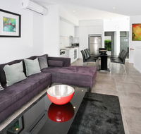 Views from Red Hill - Modern and Spacious Split-Level Executive 3BR Red Hill Apartment Close to CBD - Gold Coast 4U