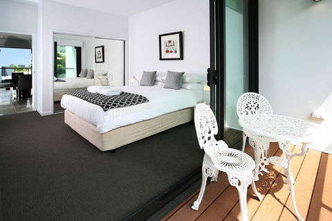 Views From Red Hill - Modern And Spacious Split-Level Executive 3BR Red Hill Apartment Close To CBD - Gold Coast 4U 3