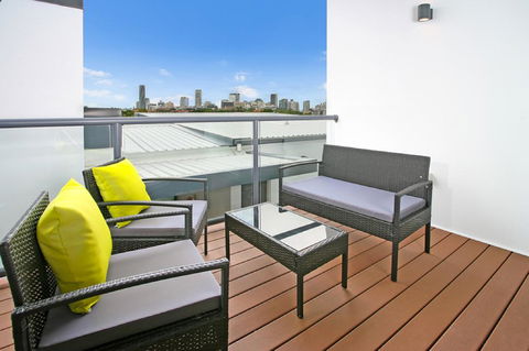 Views From Red Hill - Modern And Spacious Split-Level Executive 3BR Red Hill Apartment Close To CBD - Gold Coast 4U 2