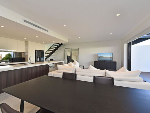 Villa Capri Waterside At Trinity Point - Accommodation Gold Coast 3
