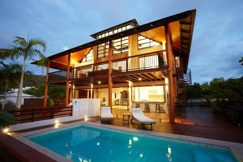 Villa Kembali - Gold Coast 4U 1