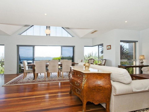 Villa Mer - Stylish Waterfront Accommodation - Accommodation Gold Coast 3