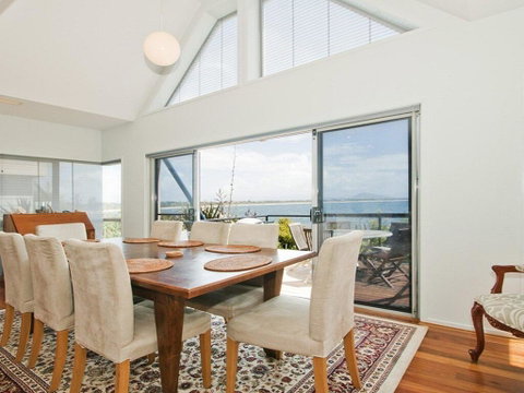 Villa Mer - Stylish Waterfront Accommodation - Accommodation Gold Coast 2