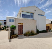 Villa Moyne - located in a quiet cul de sac and designed for beach families - Accommodation Gold Coast