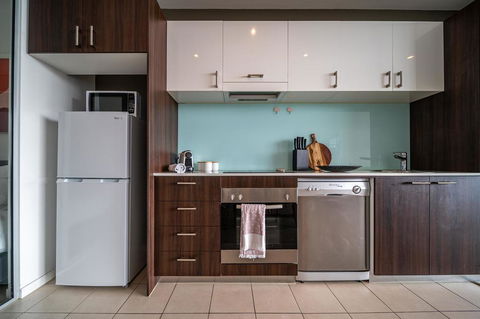 Vue Of The East End-Wifi - Netflix - Nespresso - Accommodation Gold Coast 3