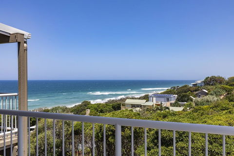 Wake Up To Ocean Views In Stylish Comfort - Accommodation Gold Coast 0