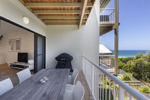 Wake Up To Ocean Views In Stylish Comfort - Accommodation Gold Coast 3