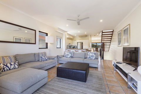 Wake Up To Ocean Views In Stylish Comfort - Accommodation Gold Coast 1