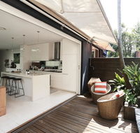 Walk to beach from this Stylish Bronte Oasis w AC wifi and free parking - Accommodation Gold Coast