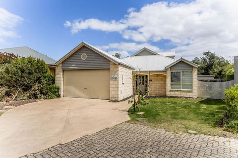 WALKIN ON SUNSHINE - STROLL TO BEACH BREAK - Accommodation Gold Coast 0