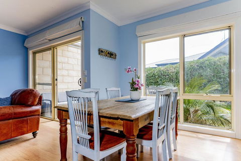 WALKIN ON SUNSHINE - STROLL TO BEACH BREAK - Accommodation Gold Coast 1