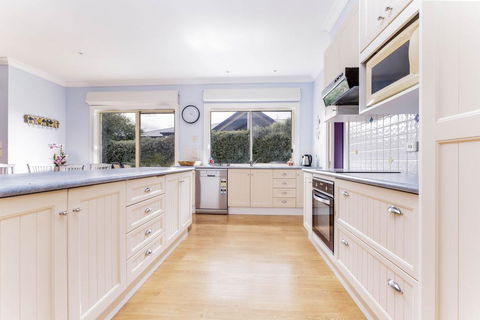 WALKIN ON SUNSHINE - STROLL TO BEACH BREAK - Accommodation Gold Coast 2