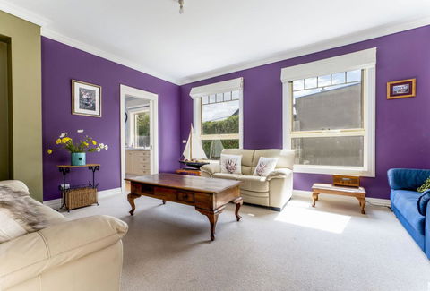 WALKIN ON SUNSHINE - STROLL TO BEACH BREAK - Accommodation Gold Coast 3