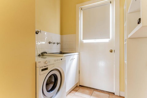 WALKIN' ON SUNSHINE - Accommodation Gold Coast 3