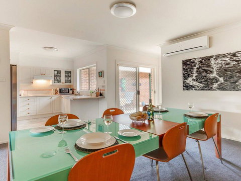 Walling-Clifton Gardens - Backing Onto Golf Course - Accommodation Gold Coast 3