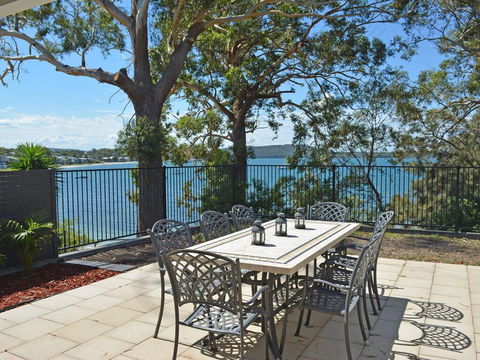 Wanda Magic' 19 Randall Drive - Beautiful Water Front House - Accommodation Gold Coast 1