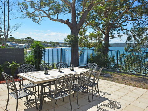 Wanda Magic' 19 Randall Drive - Beautiful Water Front House - Accommodation Gold Coast 2