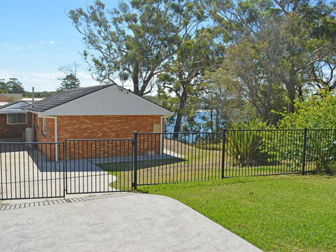 Wanda Magic' 19 Randall Drive - Beautiful Water Front House - Accommodation Gold Coast 0