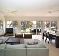 Wangi Lakehouse - renovated Lake Macquarie lakefront Location - Accommodation Gold Coast