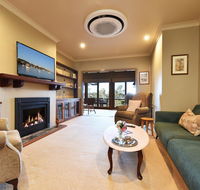 Wangi Waterfront Delight 4br Waterfront Reserve Home - Gold Coast 4U