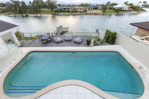 Waterfront Entertainer - Gold Coast 4U 0