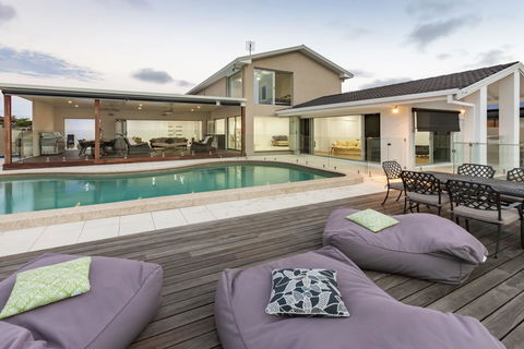 Waterfront Entertainer - Gold Coast 4U 1