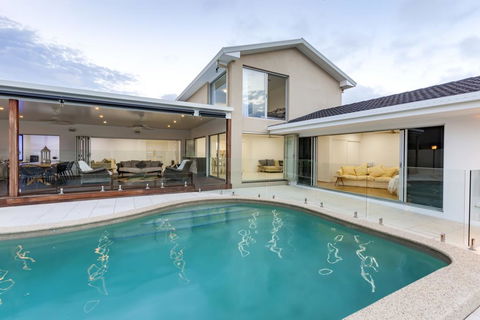 Waterfront Entertainer - Gold Coast 4U 3