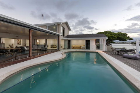Waterfront Entertainer - Gold Coast 4U 2