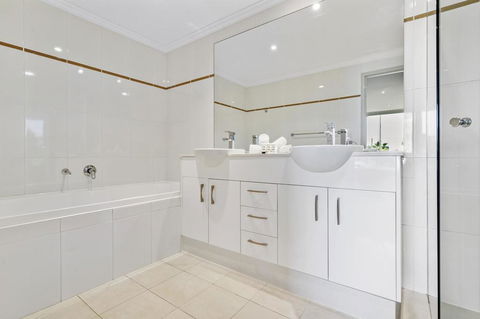 Waterfront Resort Living With Space For The Family - Gold Coast 4U 2