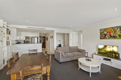 Waterfront Resort Living With Space For The Family - Gold Coast 4U 3