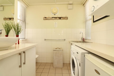 Colour Pop Fitzroy - 3 Bedroom Pet Friendly - Accommodation Gold Coast 18