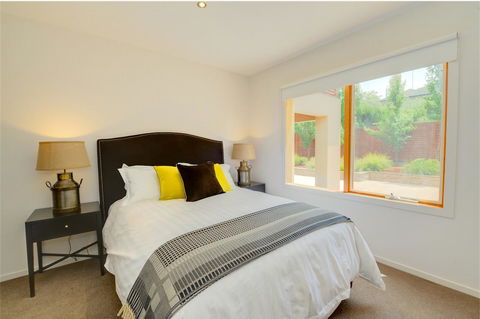 Newington Lakehouse - Gold Coast 4U 6