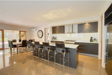 Newington Lakehouse - Gold Coast 4U 5