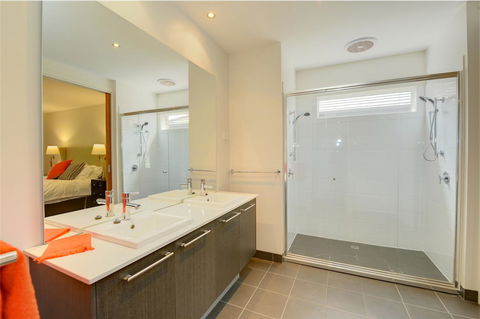 Newington Lakehouse - Gold Coast 4U 10