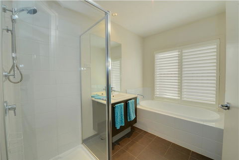 Newington Lakehouse - Gold Coast 4U 2